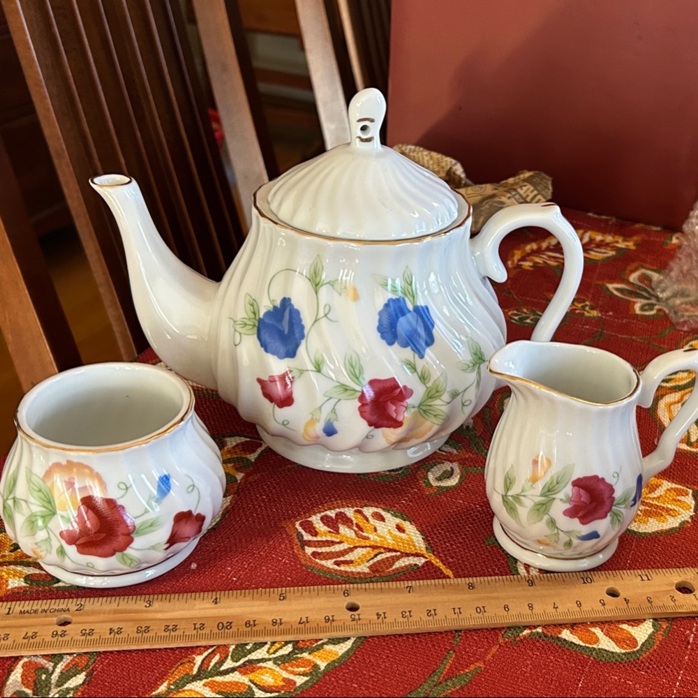 Royal Oak Floral Teapot Set with sugar bowl and creamer 
EUC, made in China